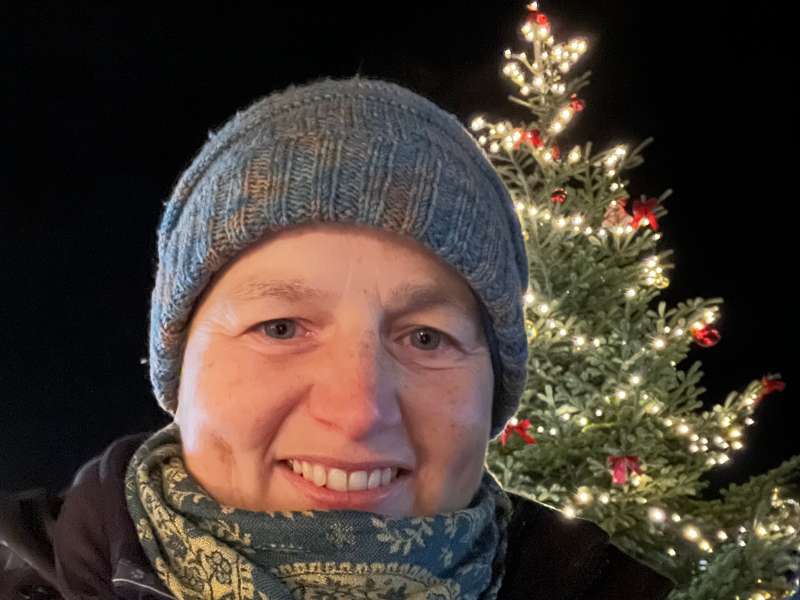 Danielle Berg vorm Weihnachtsbaum