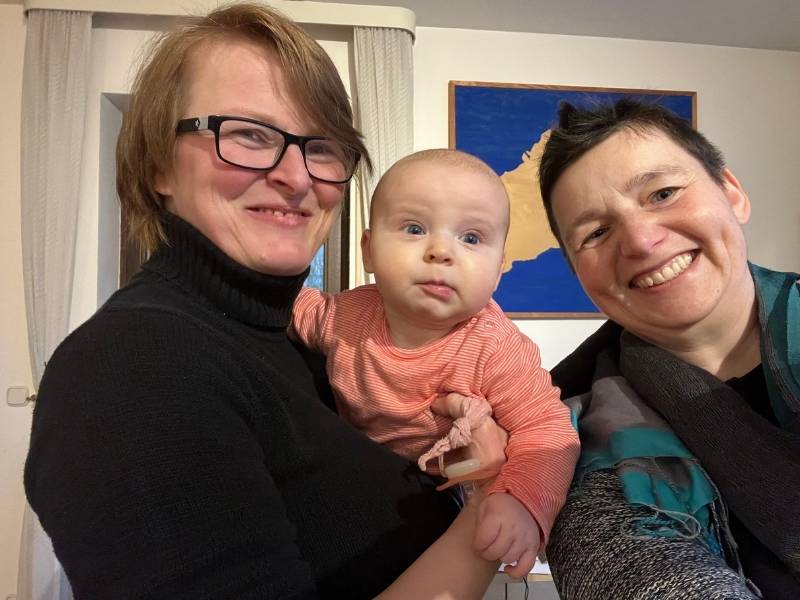 Susi, ihr Baby und Danielle Berg