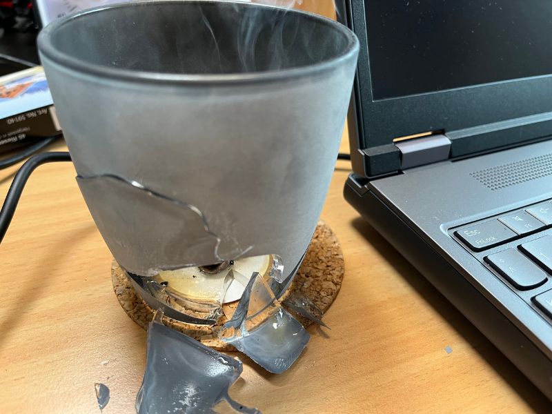 Zerbrochener Kerzenhalter im Arbeitszimmer