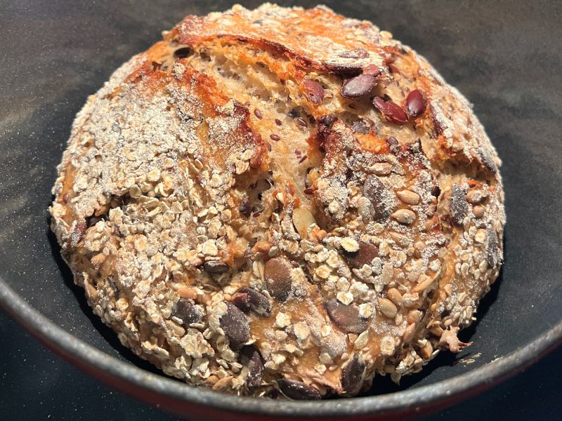 Selbst gebackenes Brot mit knuspriger Kruste in einem gusseisernen Topf
