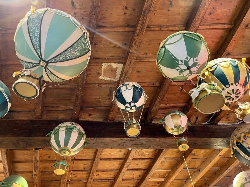 Kleine Ballons an einer Holzdecke