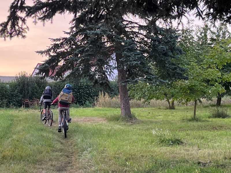 Kinder fahren mit dem Fahrrad allein zur Schule