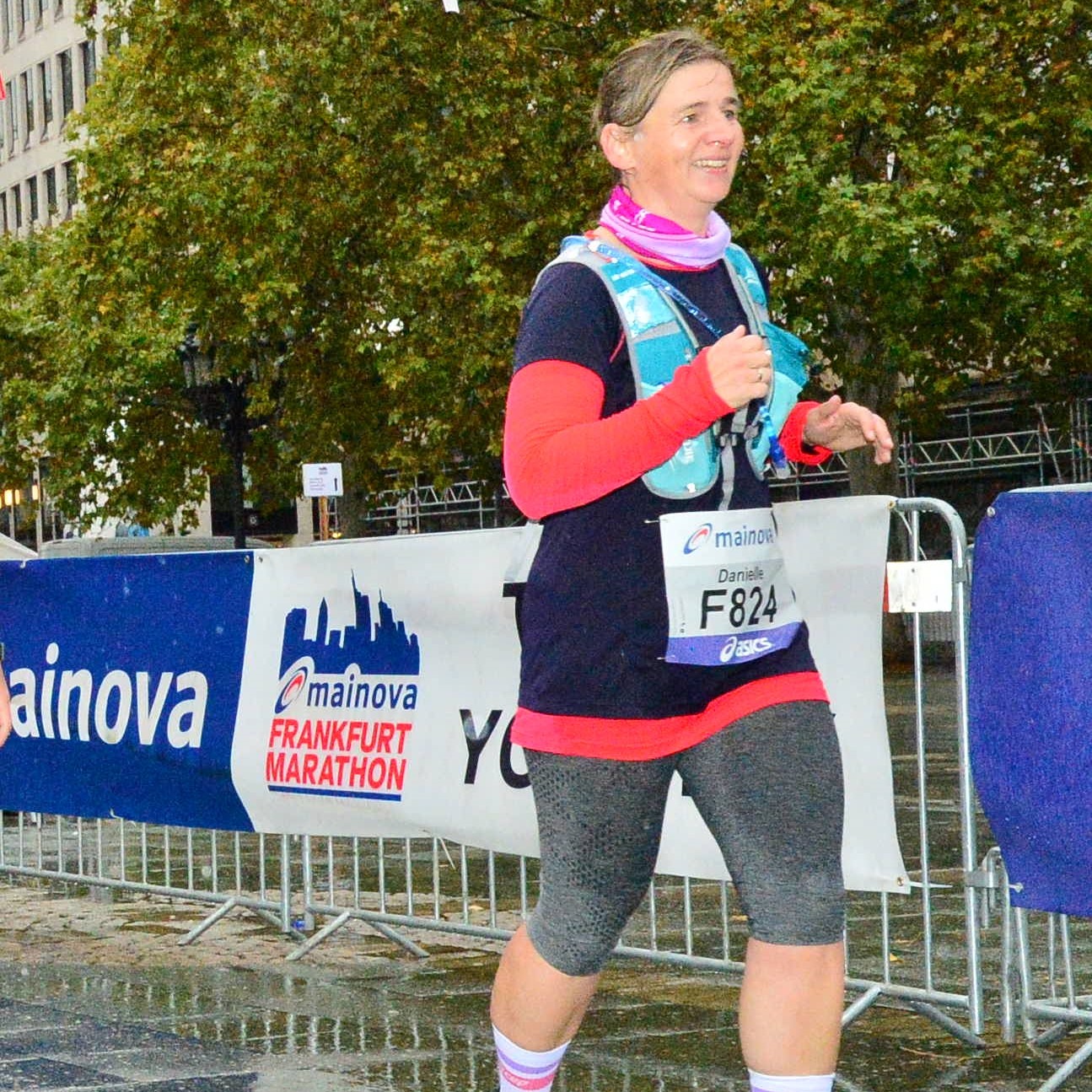Danielle Berg läuft im Regen beim Frankfurt Marathon