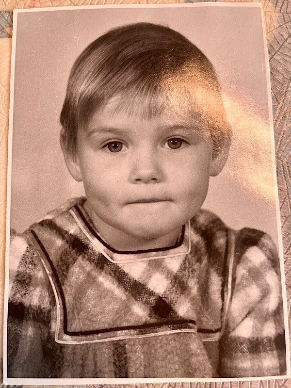 Danielle mit 4 Jahren - klein und schüchtern