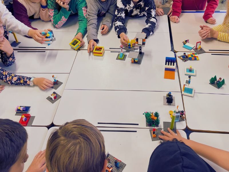 Schulkinder mit ihren gebauten LEGO® Serious Play® Modellen
